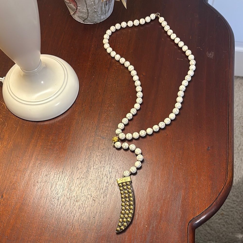 Chic Gold and White Beaded Necklace with Pendant